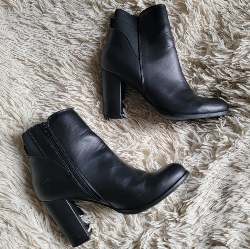 Le Chateau ankle booties
